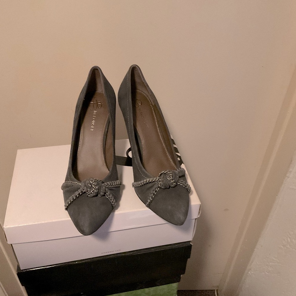 B. Makowsky Grey Suede Pumps - Size 10